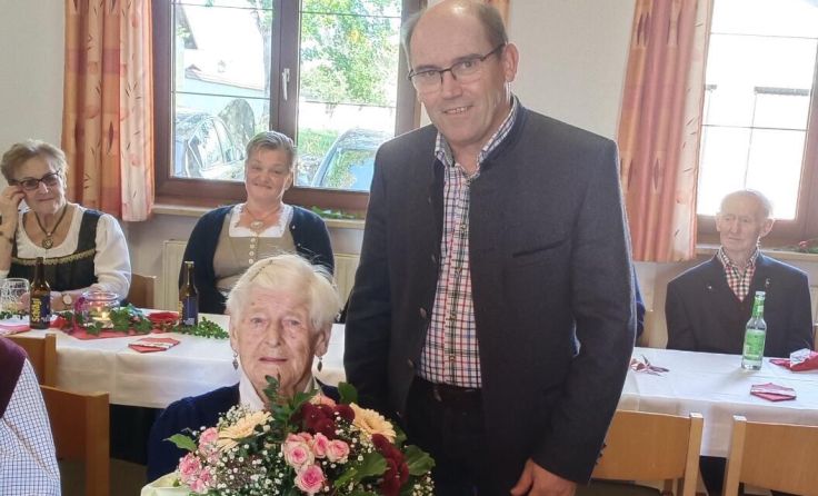Bürgermeister Josef Wögerbauer gratulierte Maria Graml zum 100er. (Foto: Gemeinde Niederkappel)