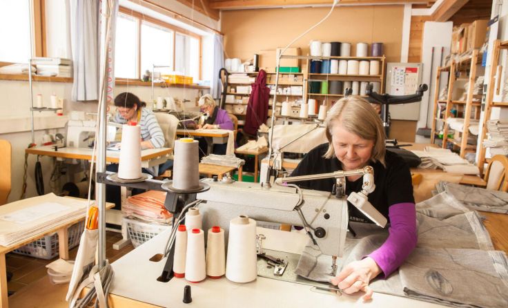 In der Näherei ist Konzentration gefragt. (Foto: Naturfabrik)