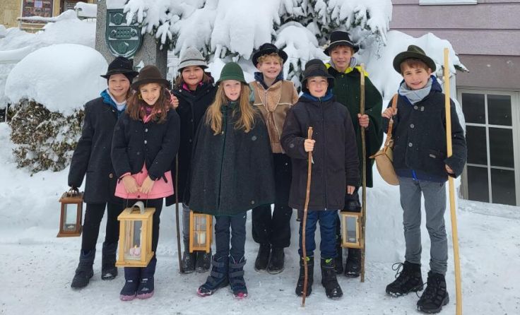 Arnreiter Volksschüler gestalten das Hirtenspiel. (Foto: Daniela Mittermayr)