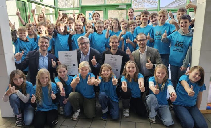 Zum Auftakt gab's für alle Schüler T-Shirts. (Foto: MMS Neufelden)