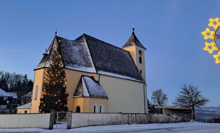 Weihnachtliche Pfarrkirche von St. Stefan (Foto: Hanner)