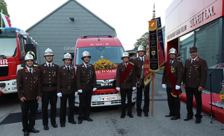 Das neue Kommandofahrzeug für die FF St. Veit wurde jüngst gesegnet. (Foto: Gemeinde St. Veit)