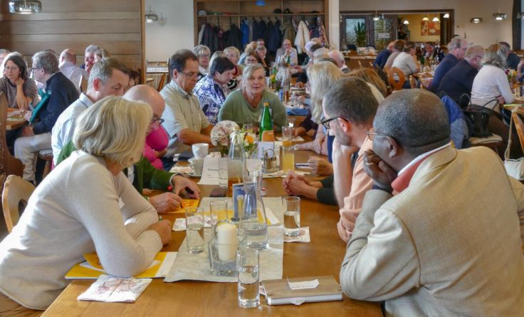 In den Tischgruppen wurde lebendig diskutiert. (Foto: Alfons Schwarzmann)