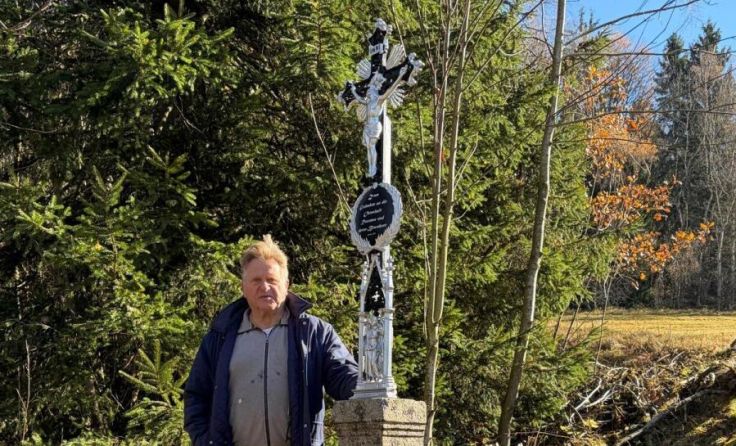 Josef Schaubmair mit dem renovierten Wegkreuz in Rosenau (Foto: privat)