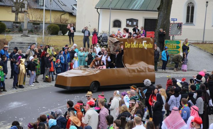Die verrückten Ideen der Faschingsgruppen begeistern die Zuschauer. (Foto: Norbert Kasberger)