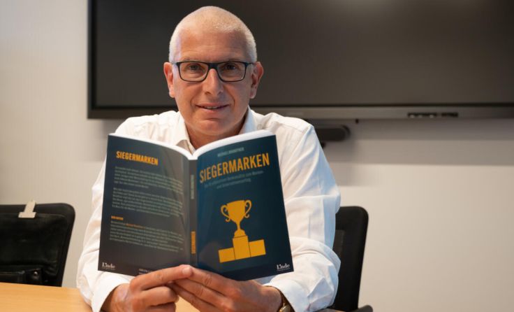 Michael Brandtner mit seinem jüngsten Buch „Siegermarken“ (Foto: Haschke)