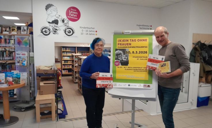 Bücherübergabe an Bibliotheks-Leiterin Christine Purner (Foto: die Grünen gallneukirchen)