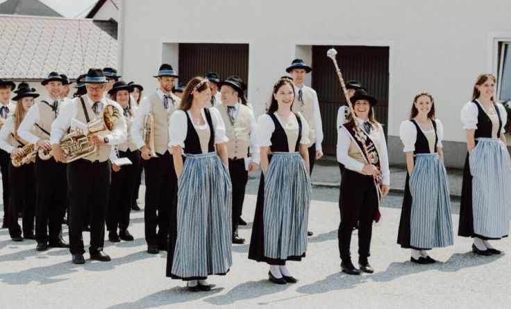 Vorhang auf für den Musikverein Neufelden! (Foto: Siegfried Stoebich)