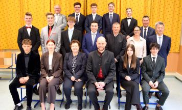 Weiße Fahne an der Technischen Fachschule Haslach gehisst