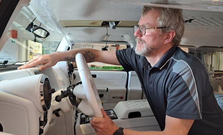 Manfred Wakolbinger inspiziert sein Werk. (Foto: Hanner)