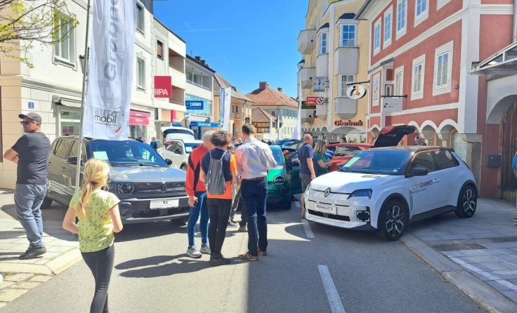 Knapp 150 Fahrzeuge von 23 Marken waren am Rohrbacher Stadtplatz vertreten. (Foto: Hanner)