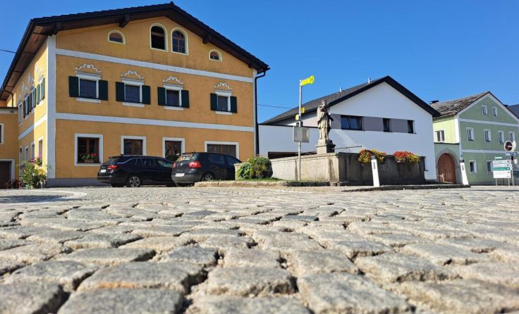 Pflastersteine und vermutlich auch die Bushaltestelle müssen weichen. (Foto: Hanner)