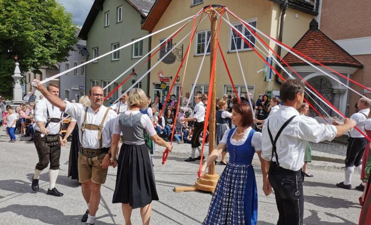 Beim Maibaumfest geht's zünftig zu. (Foto: Marktgemeinde St. Peter)