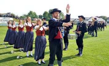 34 Kapellen bauen Brücken der Musik in Helfenberg