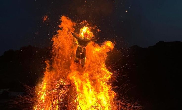 Hoch brennt das Sonnwendfeuer in Niederwaldkirchen. (Foto: LJ Niederwaldkirchen)