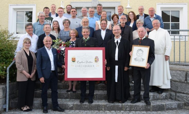 Engelbert Pichler (vorne Mitte) mit Gemeinderäten (Foto: Marktgemeinde St. Peter)