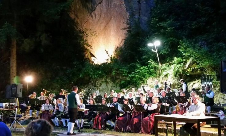 Die Kulisse des ehemaligen Steinbruchs macht das Konzert so besonders. (Foto: MV St. Stefan)