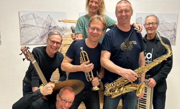 Sechs Musiker schließen den ersten Webermarkttag ab. (Foto: The Teachers)