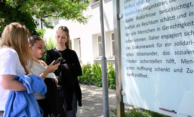 Über das Smartphone kann man das Diakoniewerk auf ganz neue Weise erkunden. (Foto: Diakoniewerk)