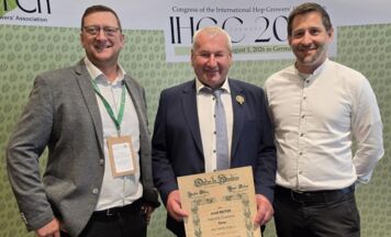 Ritterschlag für Josef Reiter: Hopfenbauer aus St. Peter wird international geehrt