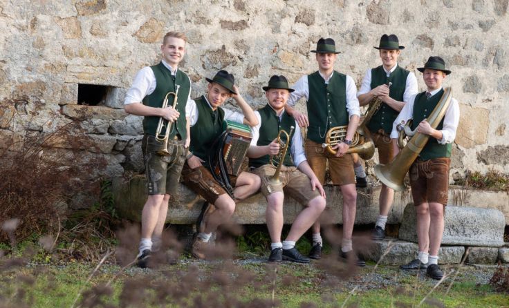 Bradlbrass spielt im Oswalder Pfarrstadel auf. (Foto: Bradlbrass)