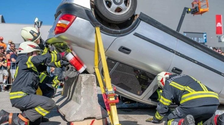 Feuerwehren und Sanitäter messen sich bei internationalem Bewerb in Helfenberg
