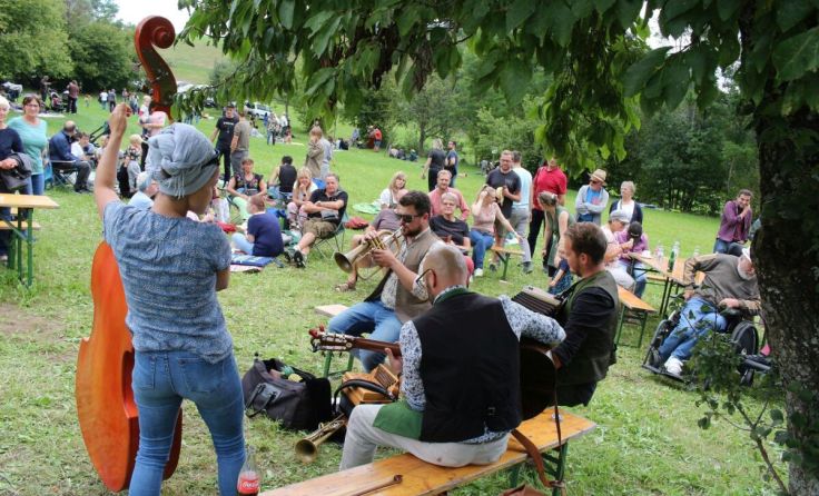 Auf der Streuobstwiese beim Unterkagererhof spielt die Musik. (Foto: önj Unterkagerer)
