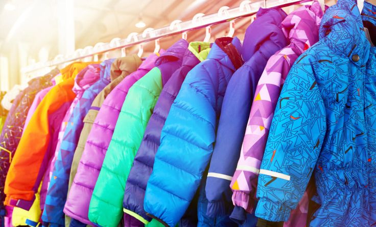 Sich mit warmer Winterkleidung eindecken (Foto: Sergey Ryzhov - stock.adobe.com)