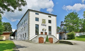 Stiftsbrauerei Schlägl lädt zum Zapfenstreich mit Fallschirmsprung
