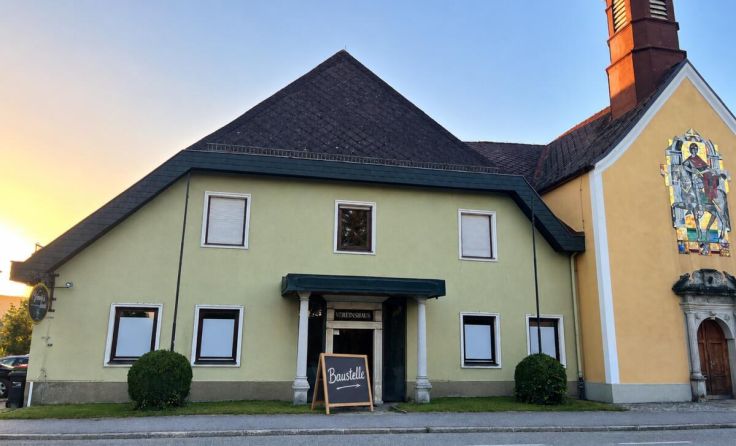 Das Vereinshaus wurde innen schon saniert, die Fassade folgt. (Foto: Stift Schlägl/AI-generiert)