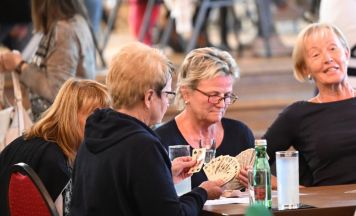 Damentarock: Kartenspielen für einen guten Zweck