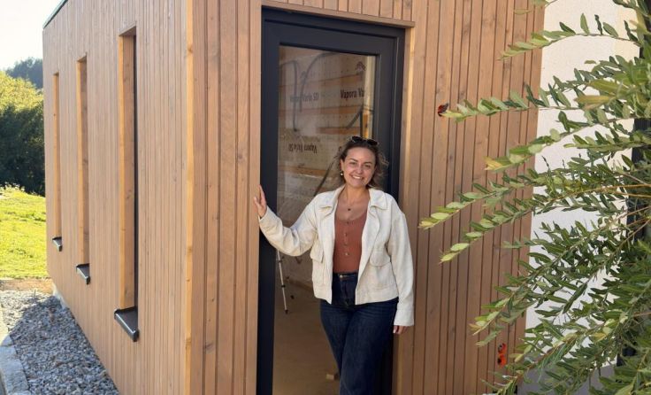 Verena Leitgeweger vor ihrem neuen Lieblingshäuschen (Foto: privat)