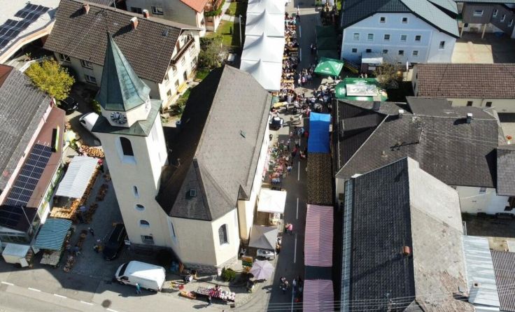 Am 4. Oktober ist wieder Neustifter Kirtag am Ortsplatz. (Foto: Michael Kronawitter)