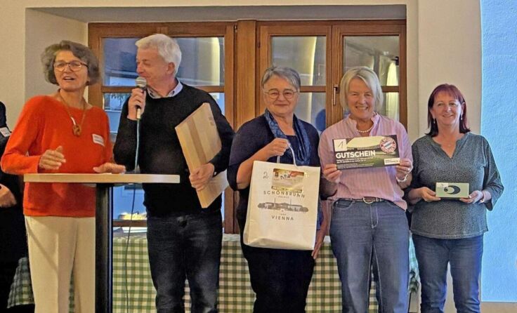 Das Moderatoren-Team (l.) mit den drei Erstplatzierten (Foto: Gasthof Haudum)