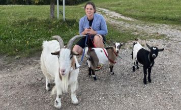 Mit Ziegen unterwegs in der Natur: „Tierbegegnungen“ mit Tamara Holzer machen stark