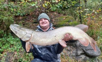 Thomas Märzinger fängt kapitalen Hecht am Rannastausee