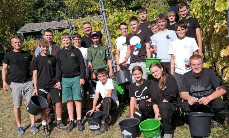 Viel Unterstützung aus der Bioschule Schlägl für Weinbauer Philipp Fuchs (l.). (Foto: Fuchs)