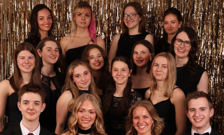 Die Maturanten gestalten einen goldenen Abend. (Foto: BBS Rohrbach)