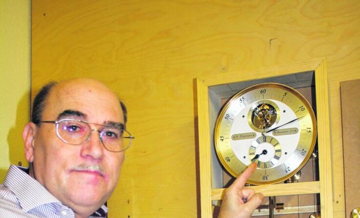 Gerhard Weigmann mit seiner Präzisions-Sekunden-Pendeluhr