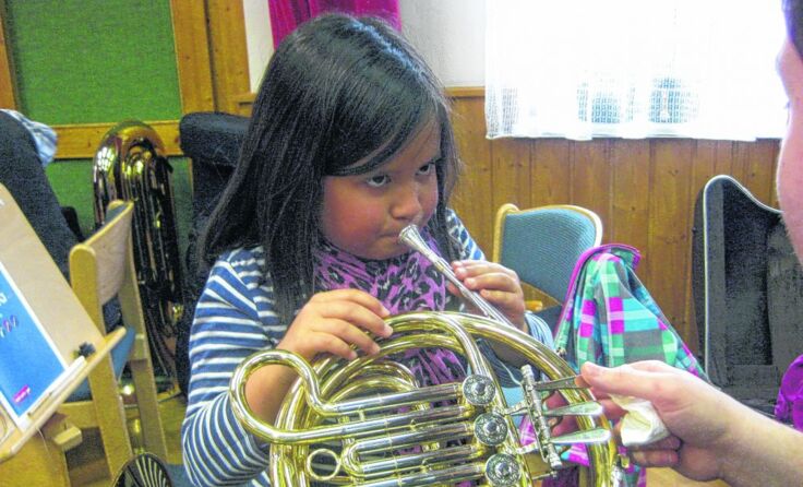 Die Kinder durften die Musikinstrumente gleich selbst ausprobieren