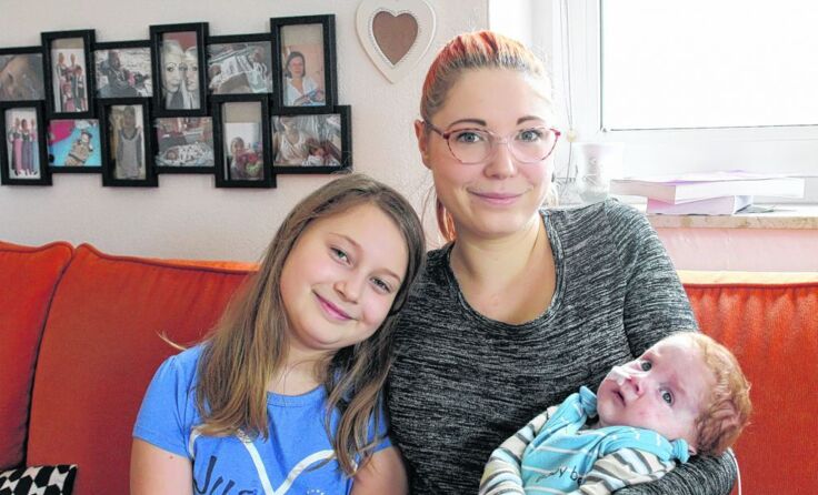 Bestens aufgehoben: Fynn mit seiner Mama Sylvia und seiner Schwester Emily