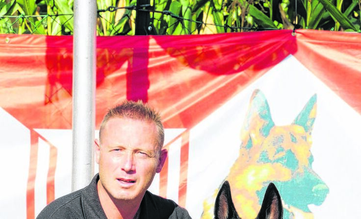 Christian Sternbauer mit seinem Schäferhund Herkules