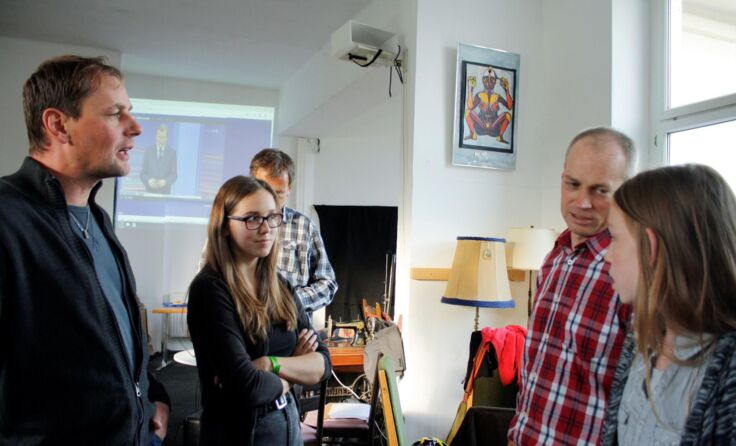 Stefan Hindinger (2.v.r.) diskutiert das vorläufige Ergebnis