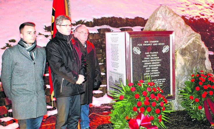Von links: Christian Hofmanninger und LAbg. Hermann Krenn bei der Kranzniederlegung in Holzleithen.
