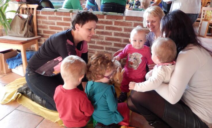Junge Frauen am Hof treffen sich mit Gleichgesinnten.