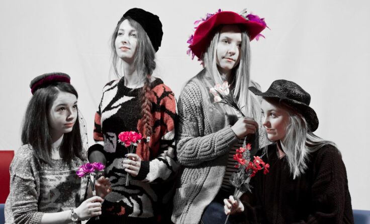 Oberstufen-Schüler spielen absurdes Theater.