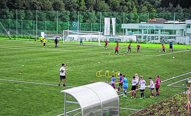 Der Kunstrasenplatz wird von Sportlern aus dem ganzen Bezirk gut angenommen. 