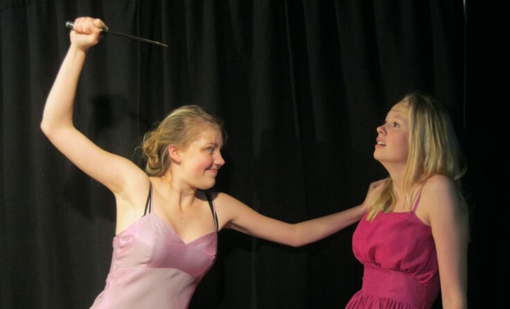 „Die Zweite“ (Anna Lumerding) und „Die Dritte“ (Eva Jüngling) kämpfen ums Überleben.