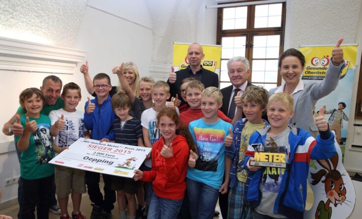Oeppings Volksschüler freuen sich über den Sieg bei „Wir machen Meter“. Foto: Land OÖ/Kauder