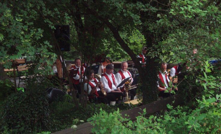 Inmitten von duftenden Heilkräutern spielen die Klaffegger Musiker auf.  Foto: bio-austria.at